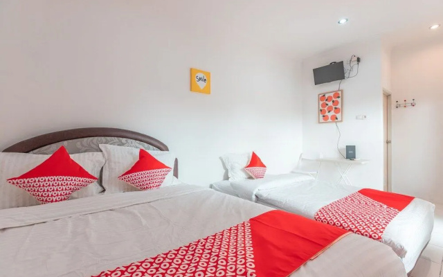 OYO 2229 Dolfie Residence
