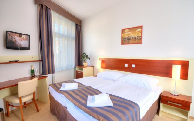 City Partner Hotel Gloria вид на фасад
