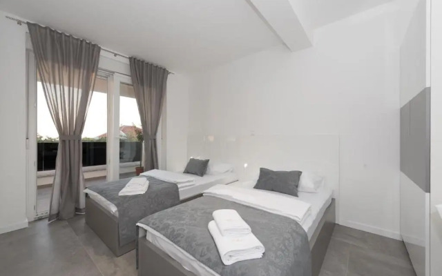 Villa Magnifica Apartments with pool
