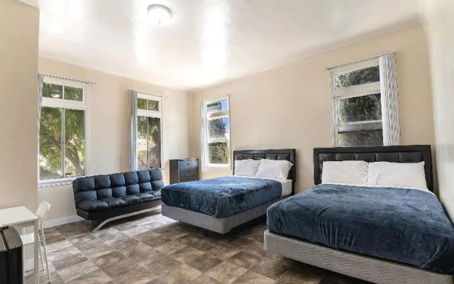 Mariachi Plaza Hotel