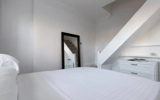 St Stephen's Gardens VII by Onefinestay