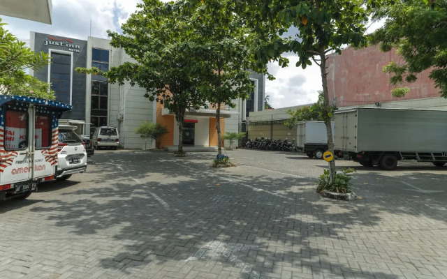 RedDoorz near Universitas Sebelas Maret