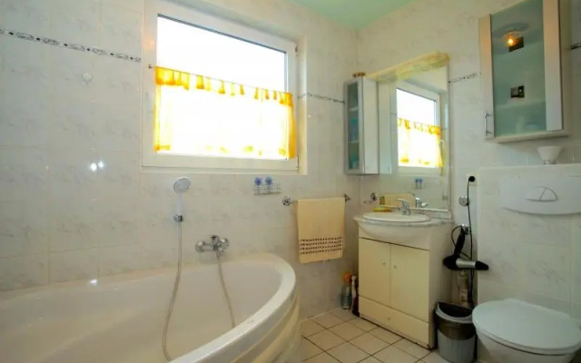 4526 Private Single Rooms
