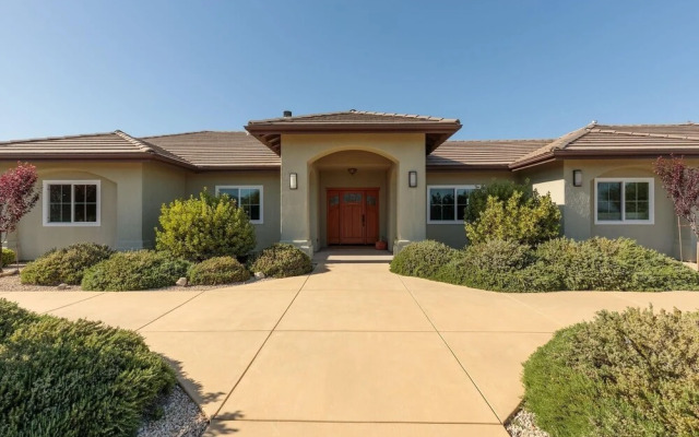 Mustang by AvantStay | Secluded Getaway w/ Vineyard Views & Pool