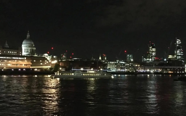 Room in Central London Overview Thames