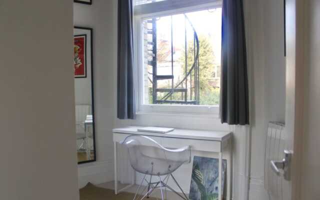 Отель Stylish 1 Bedroom Flat in the Heart of Hove комната для гостей