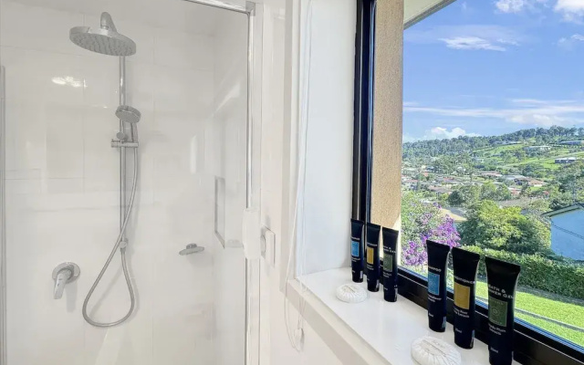 Fab 3-bed Stay With Great Outdoors & Water Views