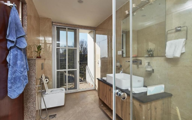 Luminous Apartments & Suites