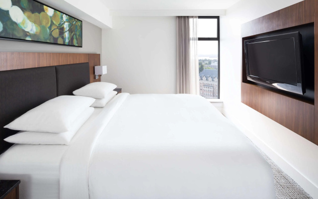 DoubleTree by Hilton Hotel & Suites Victoria