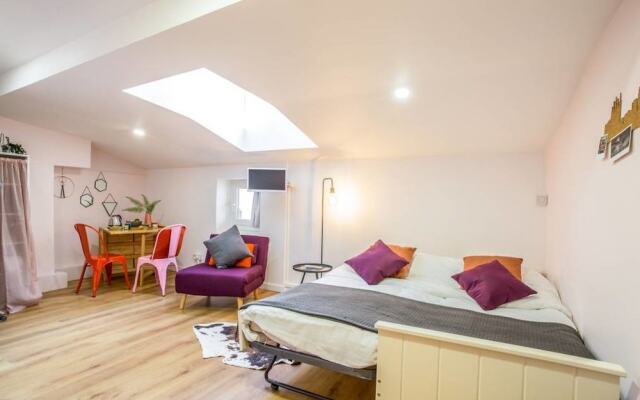 Отель Clublord - Charming Little Cocoon in Vieux Lyon комната для гостей