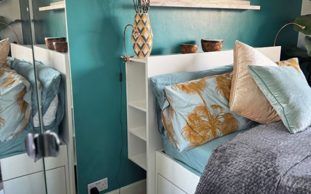 House - Sleeps 6 - Private Garden & Parking