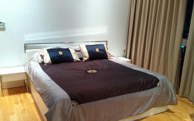 Отель 1 Bedroom at Millennuim Residence Sukhumvit комната для гостей