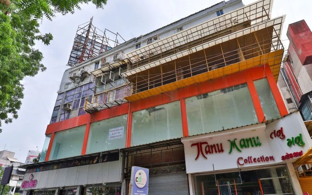 OYO 8692 Hotel Vibrant Regency