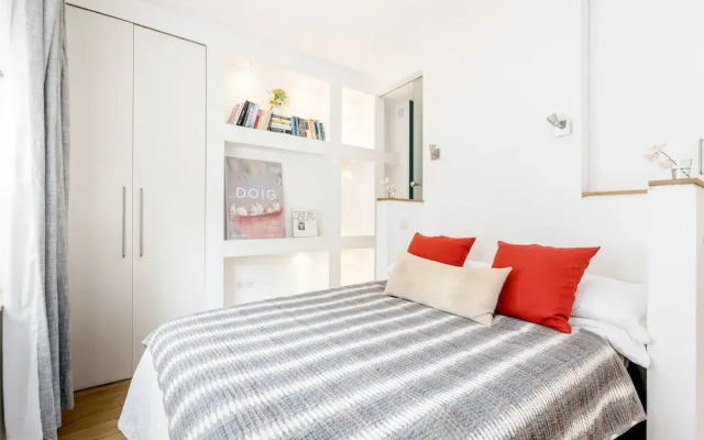 Modern Holland Park apartment