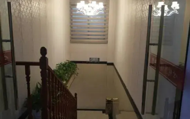 Pinghu Xinyue Fashion Hotel