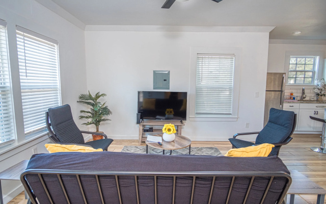 Cozy Remodeled 2br/1ba Near Downtown