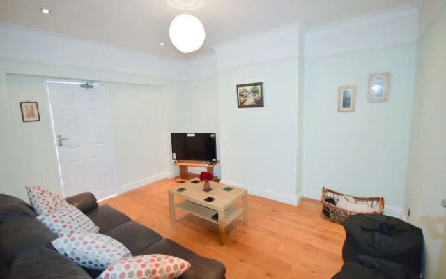 Fantastic 4 Bedroom House In Bath With Garden