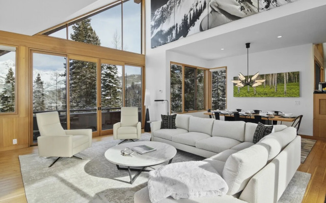 Slopeside Chalet 4 Bedroom Home by RedAwning