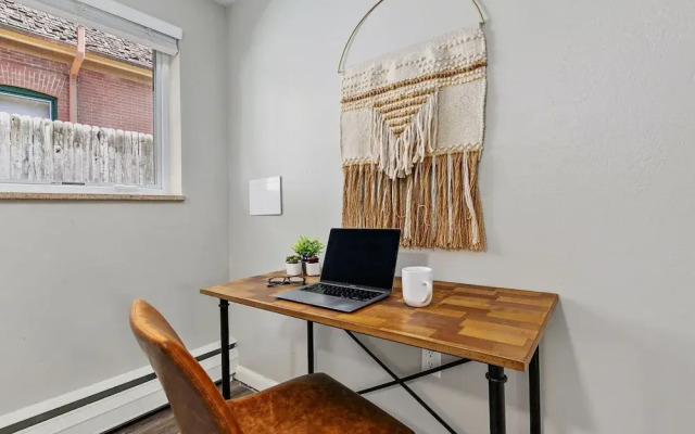 The Coral Suite, Stylish Stay in Old Town FoCo