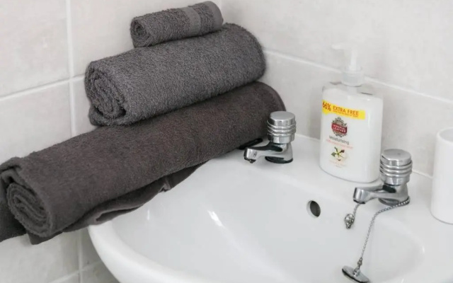 Cosy Flat - Access to City Centre/Airport/Stadiums