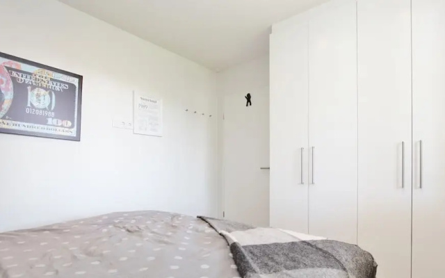 New Downtown Apartment With Free Parking