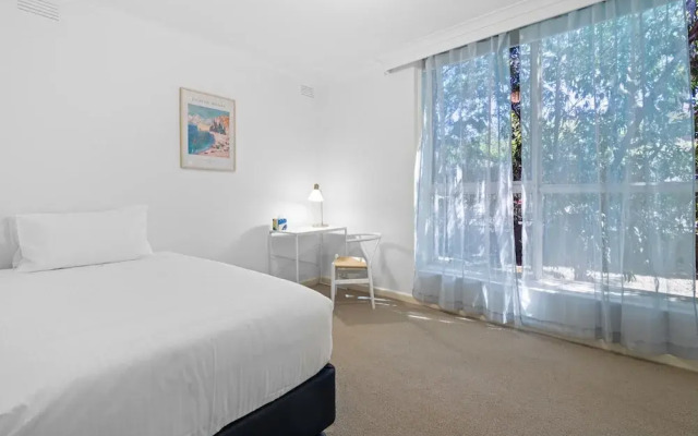 Charming Inner-city Stay- Space, Style & Location