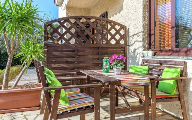 Inviting Apartment in Vinkuran near Sea