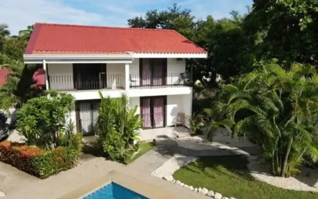 2-BD Unit with Pool, 2 Blocks from Beach
