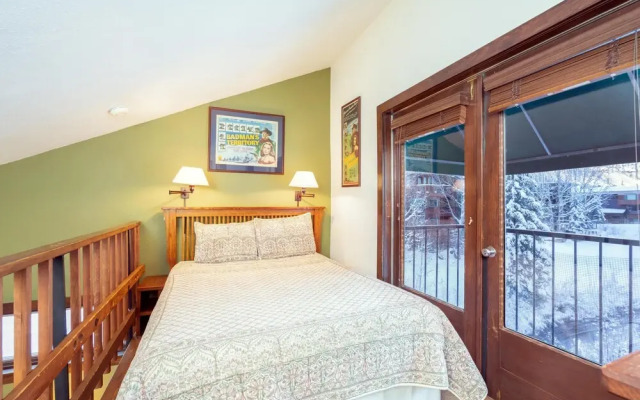 Manitou Lodge 5 Hotel Room by Alpine Lodging Telluride