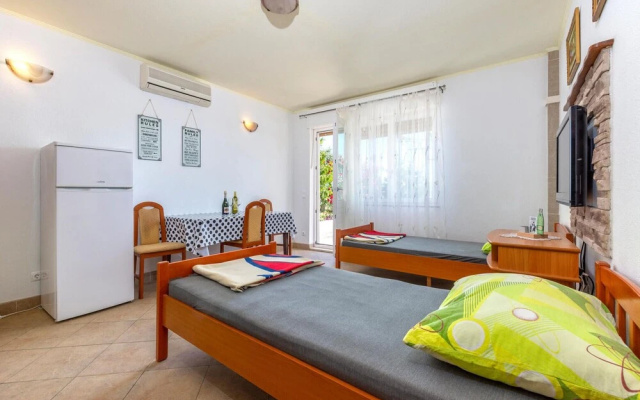 Beautiful Apartment in Duce With Wifi and 1 Bedrooms