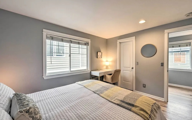Pet-friendly Seattle Townhome < 1 Mile to Lake!