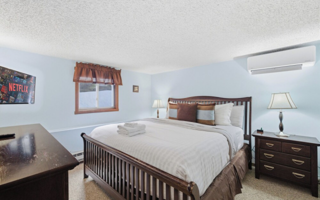 Cozy Camelback, Pocono Retreat w/ Mountain Views!