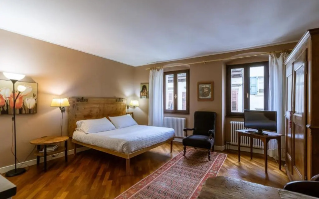 S. Trinità 18, Suites & Rooms