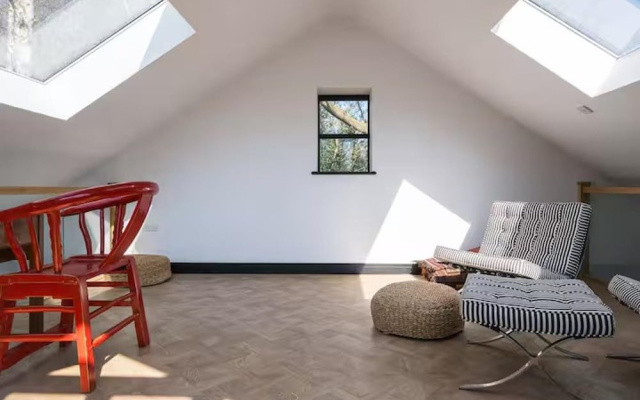 Aylesford-house-sleeps 2 & 1 Infant-parking-garden