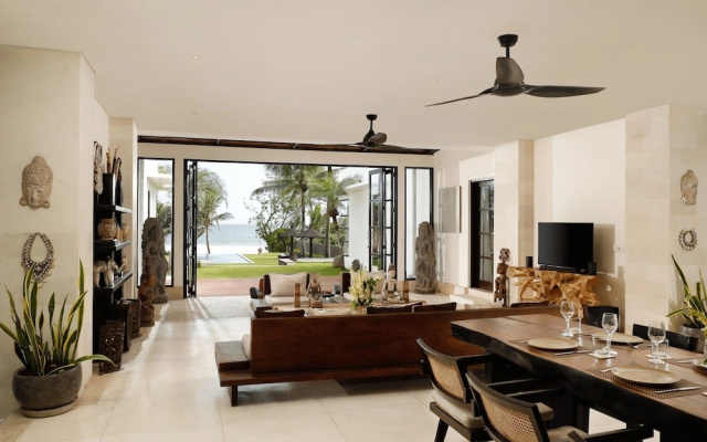 Black Beach Villa - Absolute Beachfront