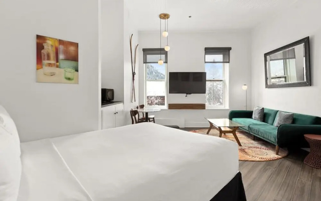 Independence Square Lodge by Frias