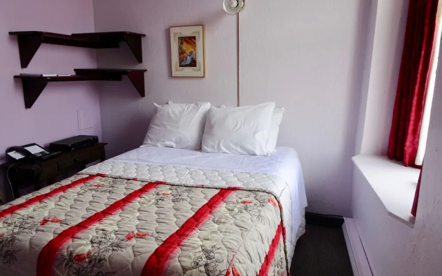 Hotel Champ de Mars Montreal