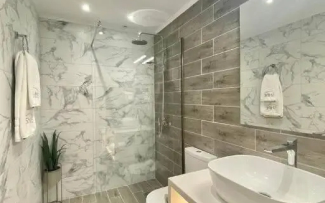 Elia Room & Garden II (new entry)