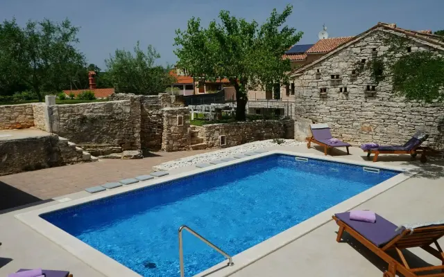 Peaceful Villa in Rakalj with Swimming Pool