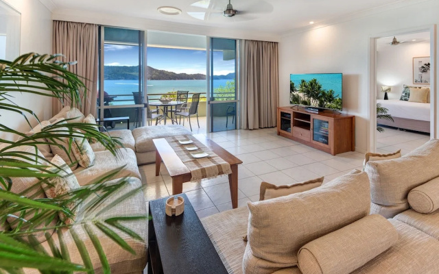 Lagoon 206 on Hamilton Drive