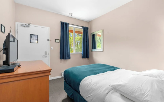 Squamish Adventure Inn & Hostel