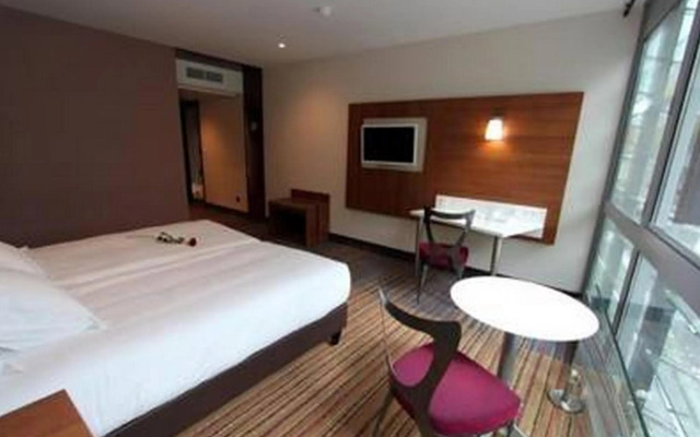 Отель Spark by Hilton Lyon Ouest