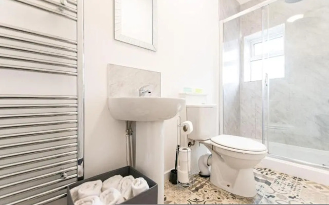 Comfortable 2BR House in Bolton Sleeps 4