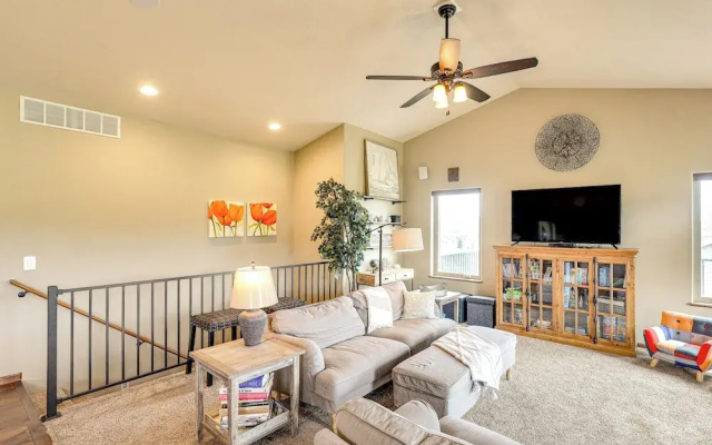 Spearfish Retreat w/ Fireplace + Mountain Views!