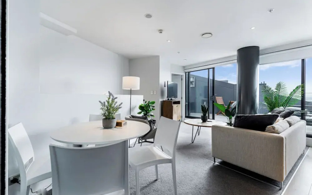 Pool, Gym & Modern 2BR Sky Tower View Zodiak Stays