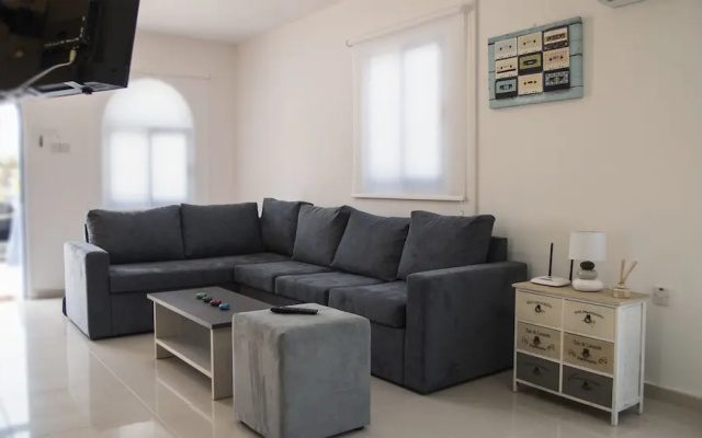 Anatoli 3BR Holiday Home 800m from the Beach