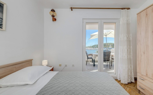 Seafront apartments Marija with terrace and mooring