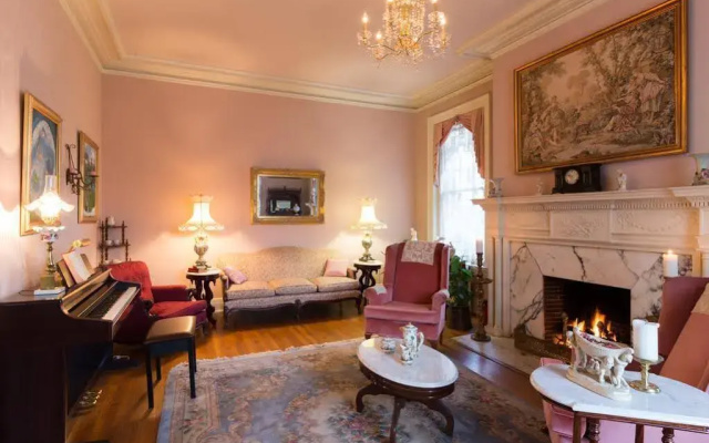 Federal Crest Inn Bed & Breakfast