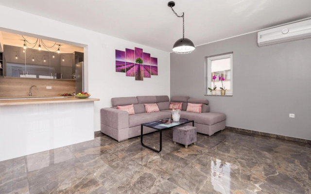 Awesome Apartment in Pobri With 4 Bedrooms, Wifi and Jacuzzi