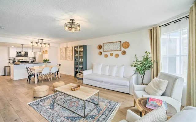 Chic Kissimmee Townhome: 4 Mi to Disney!